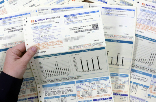 새해 첫 달 물가가 5% 넘게 오르며 3개월 만에 상승 폭이 확대됐다. 3일 서울 시내의 한 한국전력공사 협력사에서 직원이 1월 전기요금 청구서를 정리하고 있다. 연합뉴스